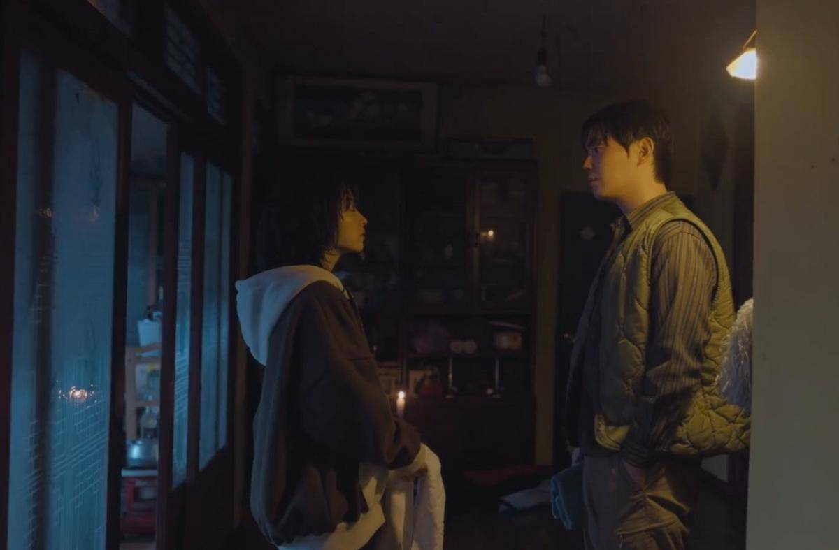 Mi Rae dan Se Jin yang hendak menginap bersama. (dok.tvN/Our Unwritten Seoul)